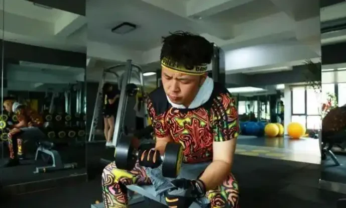 娱乐圈 健身  明星_明星无效健身案例_陈伟霆健身尴尬