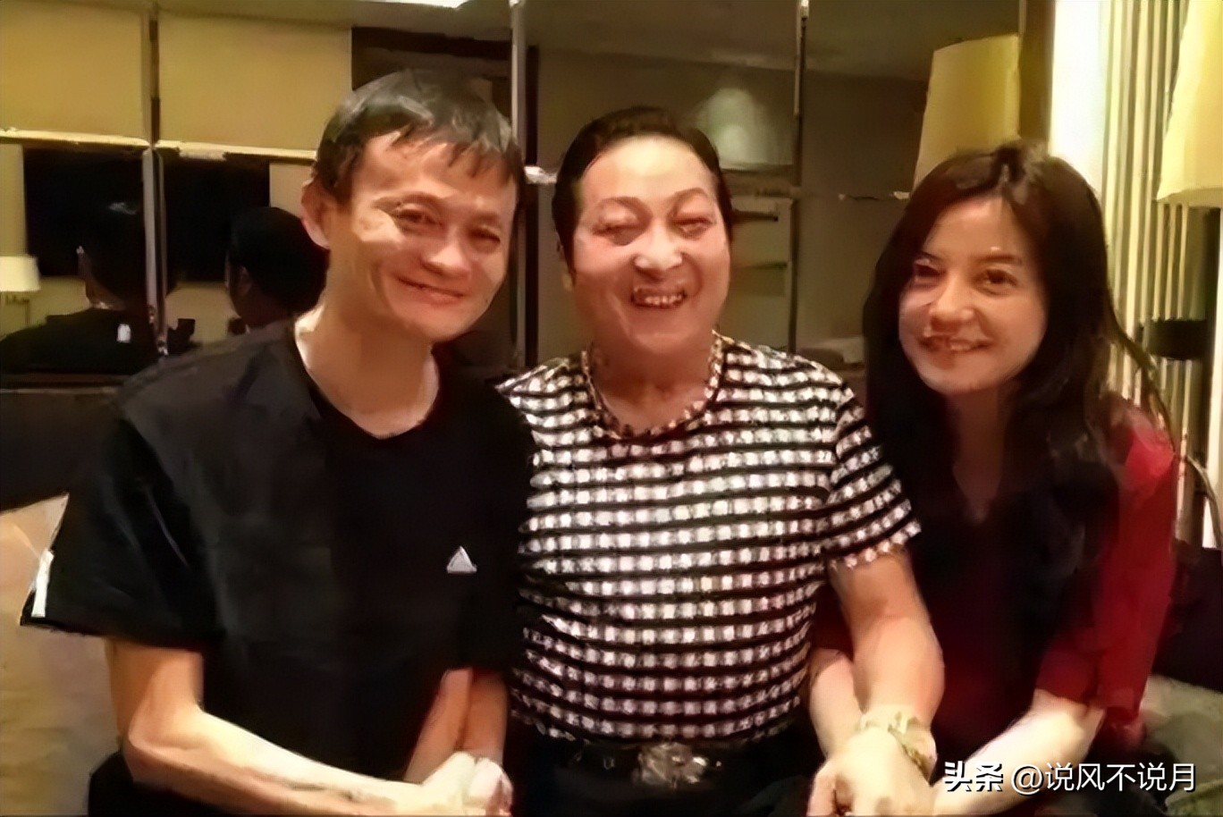 赵薇被执行冻结股权事件_赵薇现在还在娱乐圈吗_赵薇被封杀后女儿复出